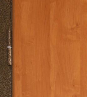 Пример петель на двери с ламинатом