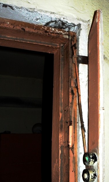 Демонтаж старой деревянной двери