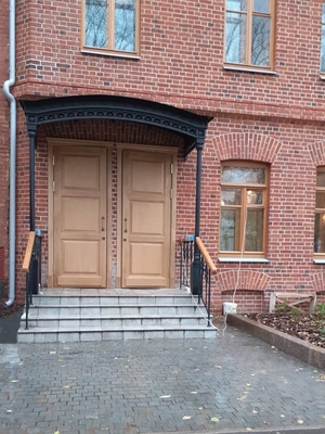 Установка парадной двери в церковном доме на Переведеновском переулке, 24