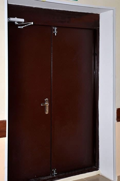 Однопольная дверь с доводчиком