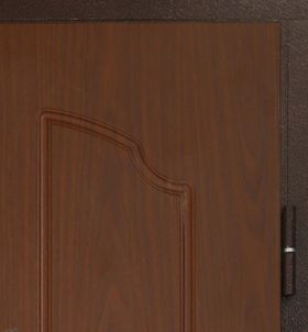 Пример петель на двери МДФ