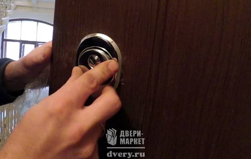 Методы установки броненакладки на замок двери: выбор врезной и магнитной броненакладки для входной двери в квартиру