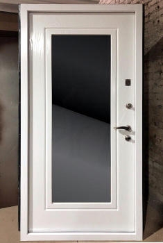 Новая дверь с зеркалом на внутренней стороне в каталоге «Двери-Маркет»