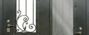 Пополнение в каталоге «Двери-Маркет» — дверь с кованой решеткой и стеклом в частный дом