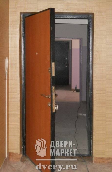 Дверь во внутрь квартиры. Входная дверь внутреннего открывания. Дверь внутреннего открывания металлические входные. Металлическая дверь открывающаяся во внутрь. Входная дверь открывающаяся во внутрь.