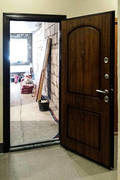 Дверь, установленная в квартире