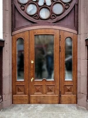 Установка двери из массива в жилом доме на Сретенском бульваре