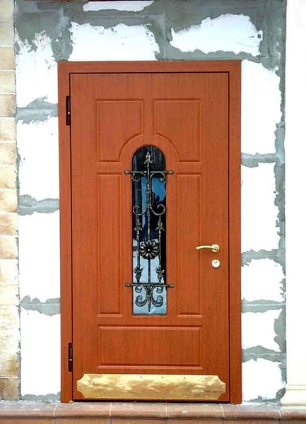Дверь с коваными элементами
