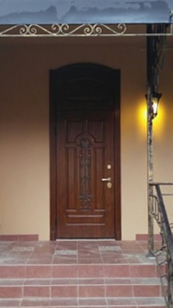Дверь с ковкой в коттедже