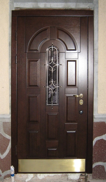 Однопольная дверь со стеклом и ковкой (вид снаружи)