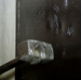 Взломать металлические двери Двери-Маркет очень не просто: смотрите на нашем видеоканале