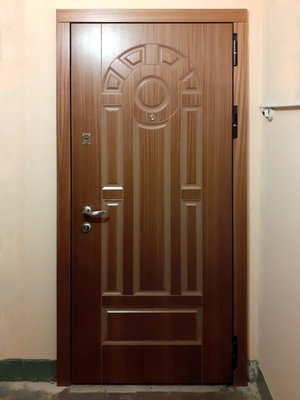 Наши работы: установка входной двери с МДФ в квартиру